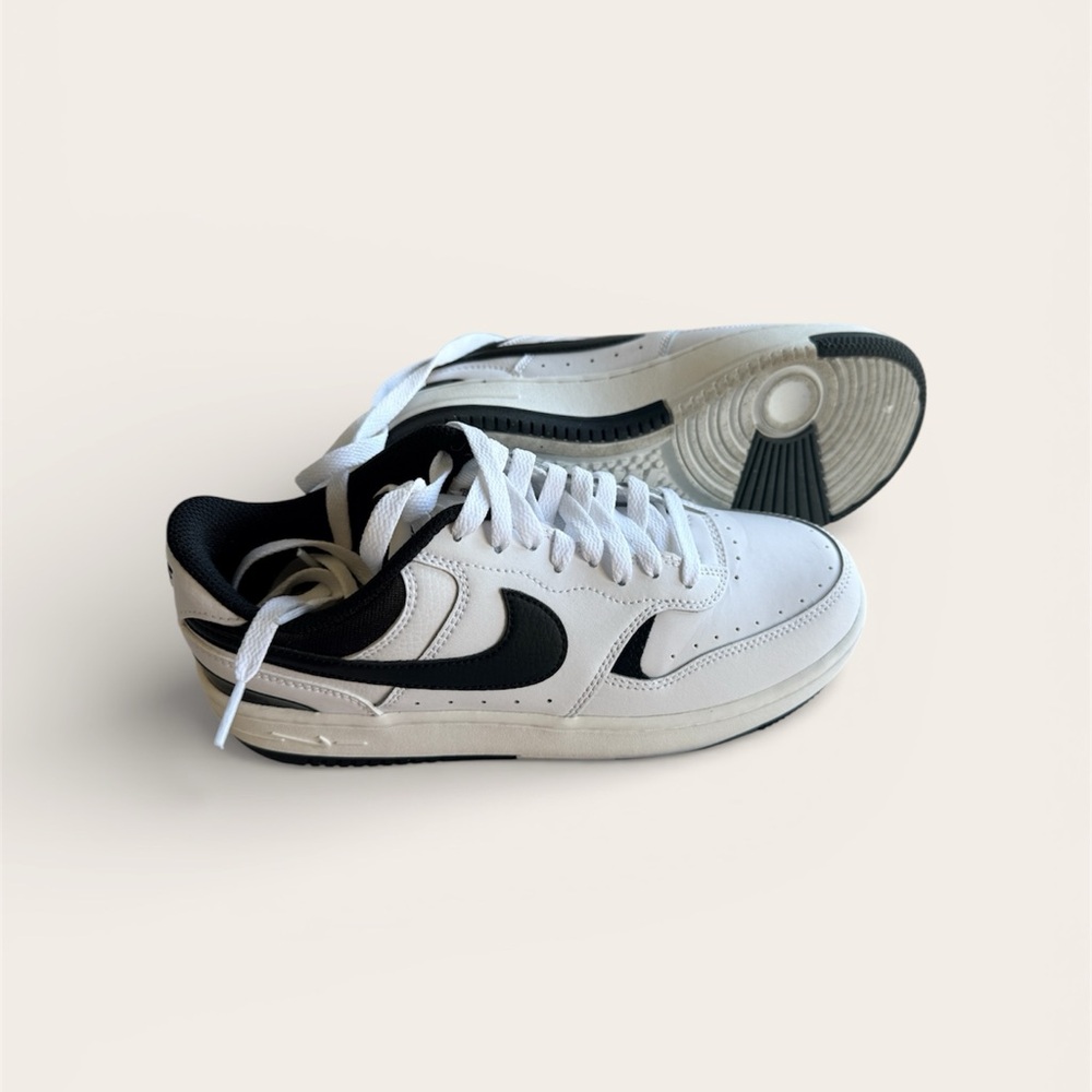 Nike women’s Black and White Sneakers